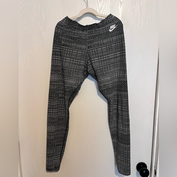 2 pairs of Nike Leggings - Picture 4 of 7